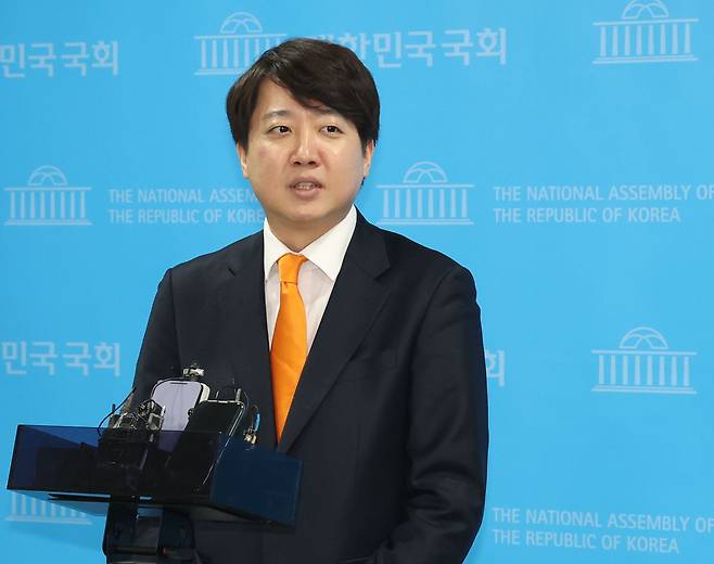 이준석 개혁신당 대표가 이달 6일 오전 서울 여의도 국회 소통관에서 이태환 전 세종시의회 의장의 개혁신당 합류 관련 기자회견을 마치고 취재진의 질문을 받고 있다./뉴스1