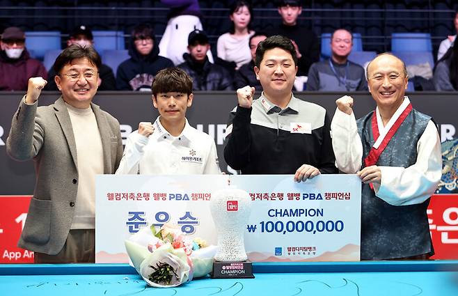 챔피언 조건휘와 준우승자 임성균이 기념사진을 찍고 있다. PBA 제공