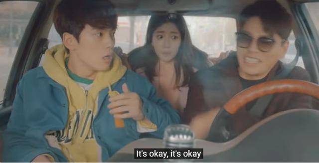 드라마 '으라차차 와이키키'에서 이이경(오른쪽)이 갑자기 차 시동이 꺼져 놀란 등장인물들에게 "괜찮아, 괜찮아"라고 말하는 모습. JTBC 영상 캡처