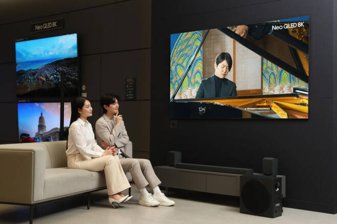 모델들이 삼성스토어 서울 대치점에서 네오 QLED 8K TV로 피아니스트 조성진의 연주 영상을 감상하고 있다. 삼성전자 제공