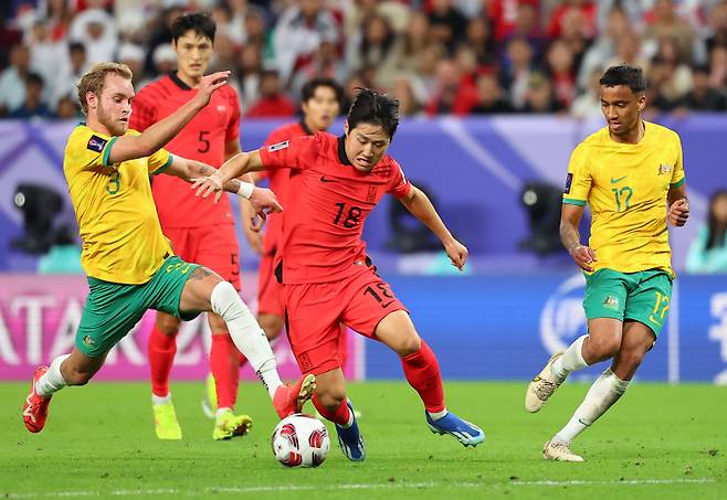 <yonhap photo-0551=""> 사진은 지난 3일 카타르 알와크라 알자누브 스타디움 열린 2023 아시아축구연맹(AFC) 아시안컵 8강전 한국과 호주의 경기에서 이강인이 호주 수비를 드리블로 돌파하고 있다. 사진=연합뉴스</yonhap>