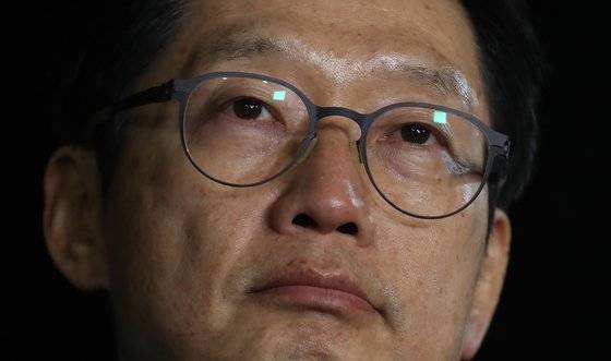 드루킹 댓글 조작 혐의로 2021년 7월 26일 구속된 김경수 전 경남지사가 2022년 12월 28일 경남 창원교도소에서 특별사면으로 출소했다. 김 전 지사는 당시 사면으로 잔여 형기 5개월은 면제됐지만, 복권은 되지 않았다. 연합뉴스