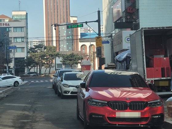 12일 오전 수원시 인계동 불법주정차 고정형 단속 CCTV 앞에 차량 수대가 주차돼있다. 손성배 기자