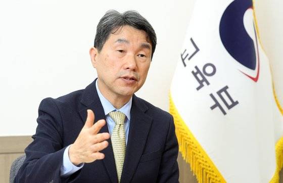 이주호 교육부장관 겸 사회부총리가 7일 오전 정부서울청사에서 중앙일보와 인터뷰하고 있다. 강정현 기자