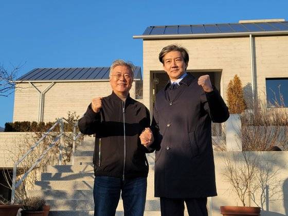 문재인 전 대통령 예방한 조국 전 장관의 모습. 연합뉴스