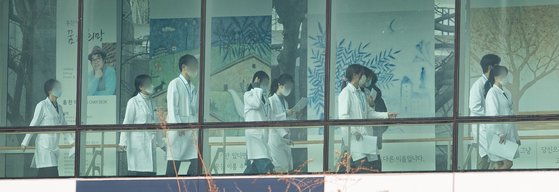 13일 서울의 한 대형 종합병원에서 의료진이 발걸음을 옮기고 있다. 뉴스1