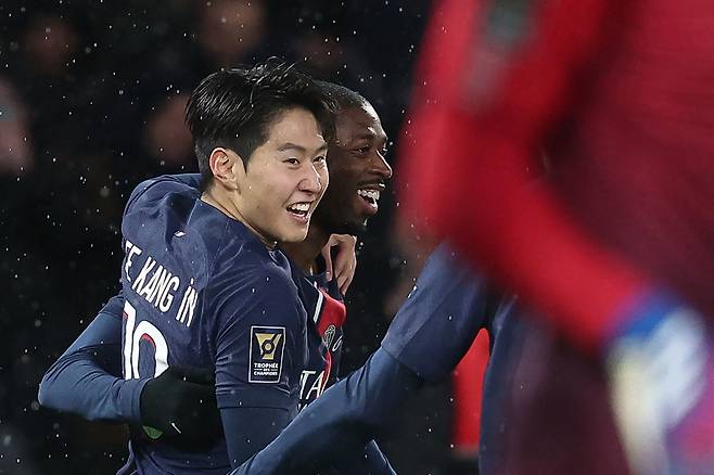 파리생제르맹(PSG) 이강인이 1월 3일(현지시간) 프랑스 파리의 파르크 데 프랭스에서 열린 툴루즈와의 2023 트로페 데 샹피온(프랑스 슈퍼컵)에서 선제골을 넣은 뒤 어시스트를 해준 우스만 뎀벨레와 세리머니를 하고 있다.  /사진=연합뉴스