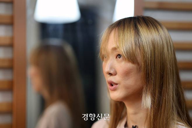 드랙 아티스트로도 활동했던 정글은 주변의 멋진 여성들이 고난을 헤쳐 나가는 과정에 영감을 받았고, 과거 여성들에게 주어졌던 대로 옷을 입고 머리를 손질하며 꾸밈에 드는 에너지를 체감하기도 했다. 조태형 기자