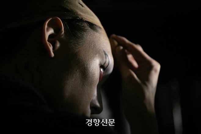 호소가 드랙 공연에 앞서 화장을 하고 있다. 그의 드랙은 사회가 말하는 ‘아름다움’과는 거리가 있다. 그는 흉하게 느껴지는 것들을 자기 몸에 드러내 의미를 부여하는 ‘재전유’를 통해 지금까지 넘어온 장벽들이 많다고 했다. 성동훈 기자