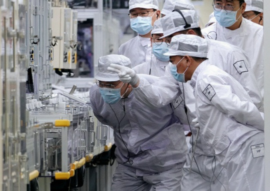 Samsung Electronics Chairman Lee Jae-yong inspects facilities and products at the SDI Production Center 1 in Shimban, Malaysia, on Sept. 9. Provided by Samsung Electronics