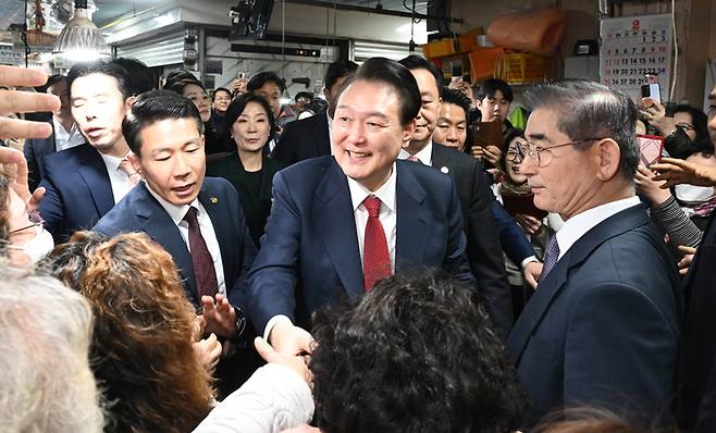 윤석열 대통령이 13일 부산 동래시장을 방문해 시민들과 인사하고 있다. 대통령실사진기자단