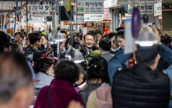 윤석열 대통령이 13일 부산 동래구 동래시장을 방문해 상인들과 인사를 나누고 있다. 이원준 기자windstorm@