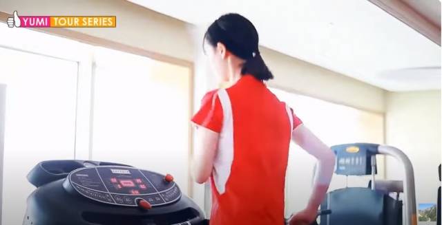 통일거리운동센터에서 운동 중인 유미씨. 유튜브 채널 'northkreanlife'