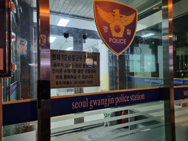 서울 광진구 중곡2파출소가 지난 6일 불이 환하게 켜진 채로 문이 굳게 닫혀있다. 유리문에는 현재 112 순찰근무 중이라는 안내과 함께 중심지역관서인 중곡1파출소로 연락하라는 팻말이 붙어있다.