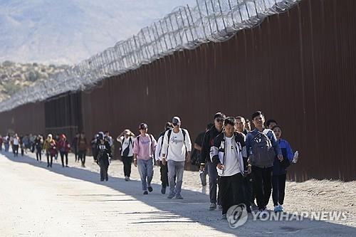 작년 10월 멕시코-미국 국경을 통한 미국 입국을 시도하는 중국인 포함 외국인 [AP = 연합뉴스]