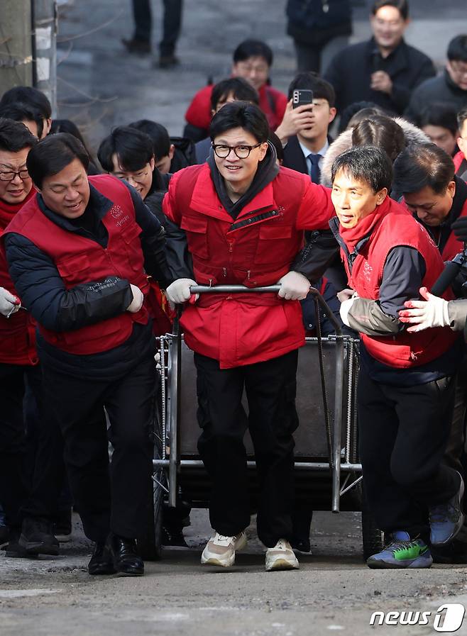 (서울=뉴스1) 김진환 기자 = 한동훈 국민의힘 비상대책위원장이 8일 오전 서울 노원구 중계동 백사마을에서 당직자들과 연탄나눔 봉사활동을 하고 있다. 2024.2.8/뉴스1  Copyright (C) 뉴스1. All rights reserved. 무단 전재 및 재배포,  AI학습 이용 금지.