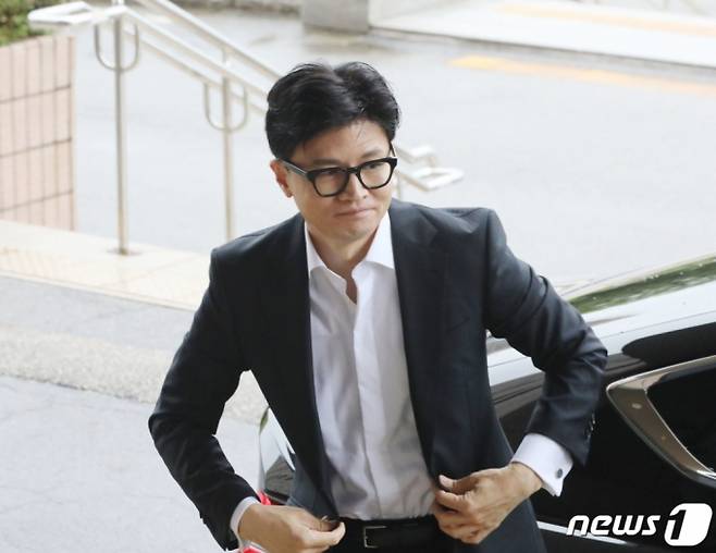 (과천=뉴스1) 김영운 기자 = 한동훈 법무부 장관이 27일 오전 경기 과천시 정부과천종합청사 내 법무부로 출근하고 있다. 2023.9.27/뉴스1  Copyright (C) 뉴스1. All rights reserved. 무단 전재 및 재배포,  AI학습 이용 금지.