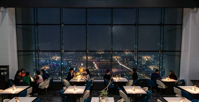 123 라운지 식사 공간 /사진= 롯데월드 제공