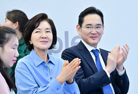 19일 경기 용인시 삼성화재 안내견학교에서 열린 안내견 사업 30주년 기념식에 참석한 이재용 삼성전자 회장, 홍라희 전 삼성미술관 리움 관장, 시각장애인 파트너들이 박수를 치고 있다. 삼성전자 제공