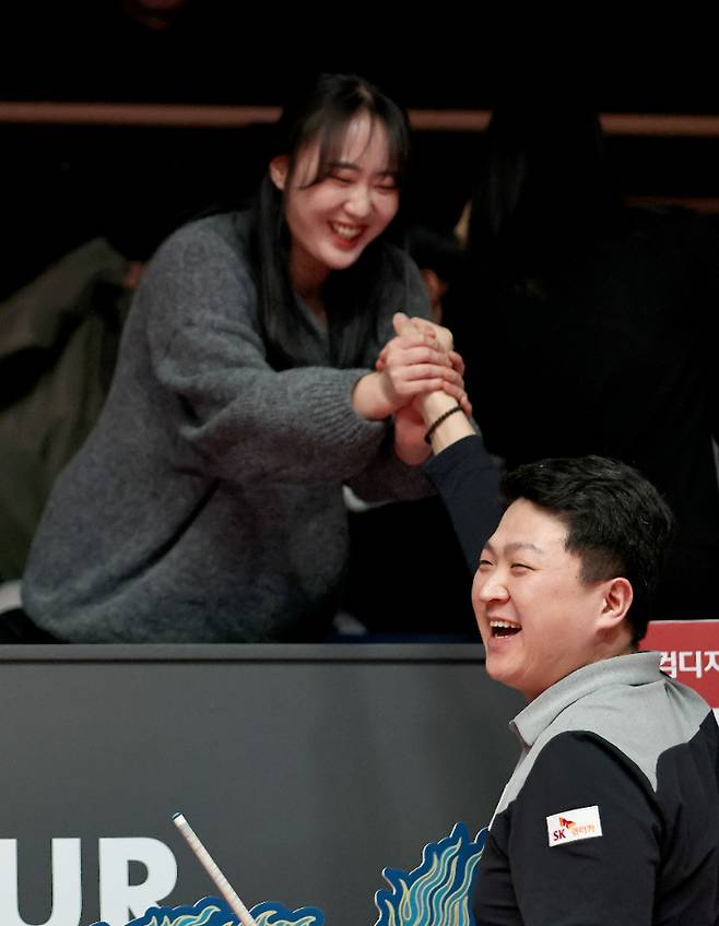 조건휘(오른쪽)가 2023-2024시즌 8차 투어 '웰컴저축은행 웰뱅 PBA 챔피언십' 남자부 우승을 차지한 뒤 아내 김동원 씨의 손을 부여잡고 기뻐하고 있다. PBA