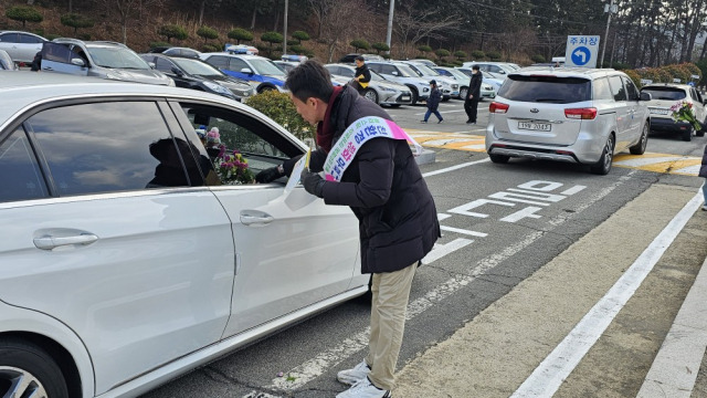 ▲창원시 공원 묘원에는 플라스틱 조화가 사라지고 있다. ⓒDB