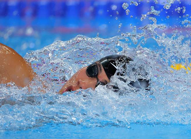 황선우가 13일 카타르 도하 어스파이어돔에서 열린 2024 국제수영연맹(FINA) 세계수영선수권 남자 자유형 200m 준결승에서 역영하고 있다.   도하 | 로이터연합뉴스