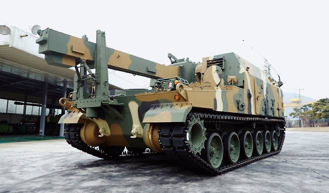 국산 K10 탄약보급장갑차는 K9 자주포에 신속하고 안전하게 포탄을 보급할 수 있다. 최근 러시아-우크라이나 전쟁을 통해 포탄 도수 운반의 위험성이 재확인됐다. [한화에어로스페이스 제공]