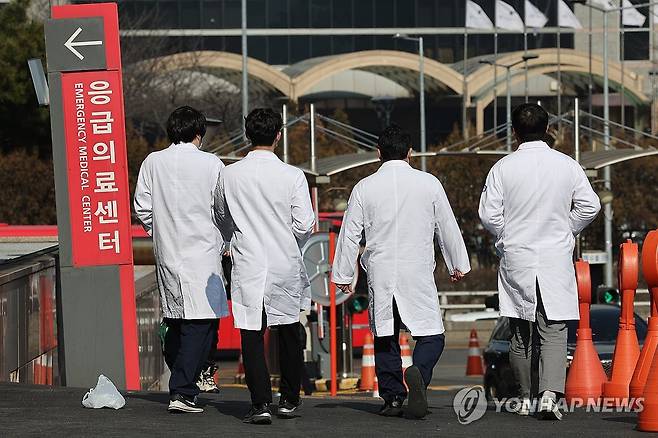 의료계 '의대 증원 반대' 목소리 내며 집단행동 준비 (서울=연합뉴스) 임화영 기자 = 의사단체가 정부의 의과대학 입학정원 확대에 반발하면서 '총파업' 등 집단행동을 준비하고 있다. 2024.2.8 hwayoung7@yna.co.kr