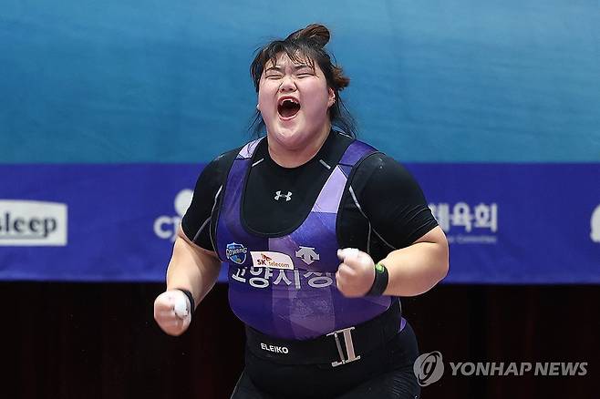 한국신기록에 포효하는 박혜정 (완도=연합뉴스) 서대연 기자 = 17일 전남 완도농어민문화체육센터에서 열린 제104회 전국체육대회 역도 여자 일반부 87kg급 결승에서 박혜정(고양시청)이 용상 3차 시기 한국신기록인 170kg에 도전해 성공한 뒤 포효하고 있다. 2023.10.17 dwise@yna.co.kr