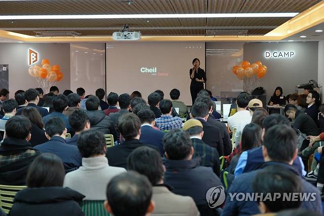 제일기획 '애드테크 디파티' 네트워킹 행사 개최 (서울=연합뉴스) 18일 서울 강남의 디캠프 본부에서 열린 '애드테크 디파티'에 스타트업 관계자 등 250여 명이 참석한 가운데 제일기획 이나리 비욘드본부장이 발표를 하고 있다. 2016.2.18 << 제일기획 제공 >> photo@yna.co.kr