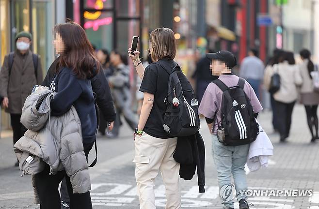 포근한 날씨, 반소매 차림으로 (서울=연합뉴스) 박동주 기자 = 포근한 날씨를 보인 13일 오후 가벼운 옷차림의 외국인들이 서울 명동 거리를 지나고 있다. 2024.2.13 pdj6635@yna.co.kr