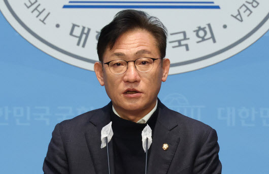 녹색정의당 배진교 원내대표가 14일 국회에서 원내대표 사퇴 기자회견을 하고 있다. (사진=연합뉴스)