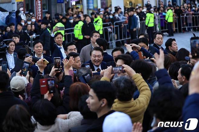 윤석열 대통령이 13일 지난 부산 동래구 동래시장을 방문해 환영 인파와 악수를 나누고 있다. (대통령실 제공) 2024.2.13/뉴스1 ⓒ News1 오대일 기자