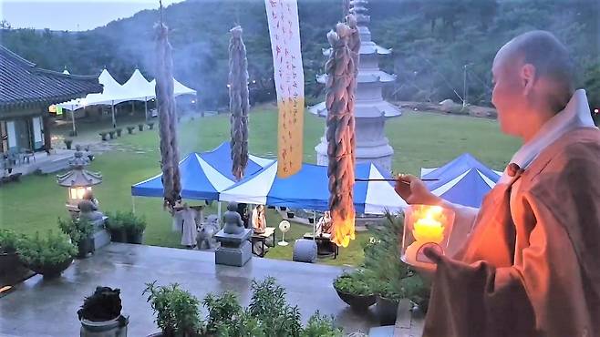 세종시 장군면 영평사 낙화봉 점화 모습. (세종시 제공) / 뉴스1