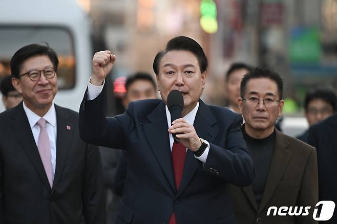 윤석열 대통령이 13일 부산 동래구 동래시장을 방문해 시민들에게 인사하고 있다. (대통령실 제공) 2024.2.13/뉴스1 ⓒ News1 오대일 기자