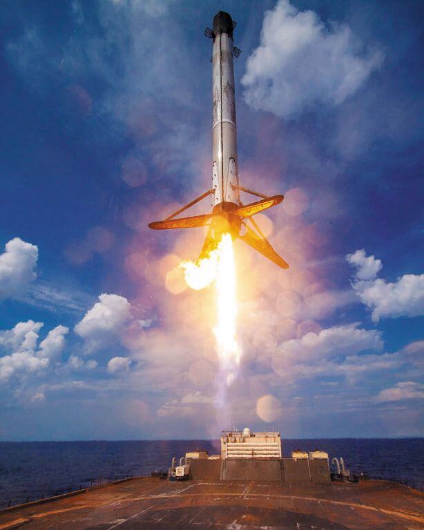 로켓이 날아 오르는 장면이 아니다. 위성 발사에 활용된 1단 로켓이 스페이스X의 해상 바지선에 착륙하고 있는 모습이다. 일론 머스크는 ‘1단 로켓을 재활용하면 어떨까’라는 질문으로 지금의 스페이스X를 일궈냈다. 이정동 교수는 지금 한국에 필요한 것이 바로 그런 ‘최초의 질문’이라고 했다. /스페이스X