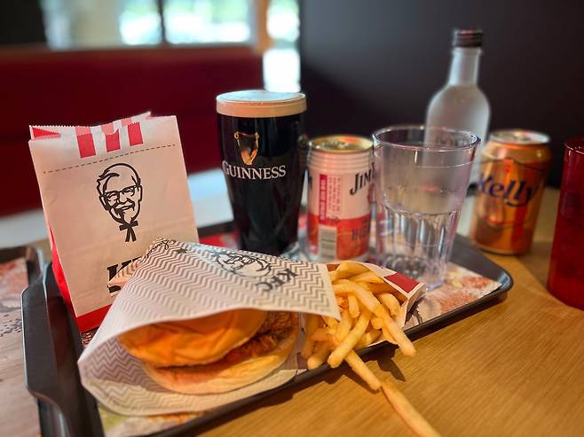 13일 KFC 압구정로데오점에서 햄버거 세트와 기네스 마이크로 드래프트 맥주를 주문하고, 가져간 소주와 맥주(사진 우측) 콜키지 서비스를 요청해 잔을 받았다./이민아 기자