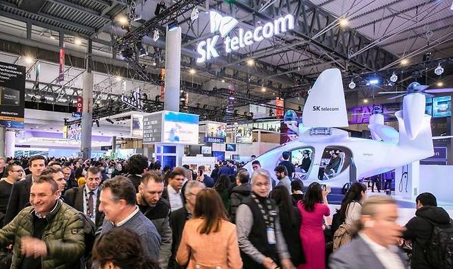 SKT는 스페인 바르셀로나에서 27일(현지시각)부터 나흘간 열린 MWC23에서 누적 방문객 수가 5만 명 이상을 돌파하는 등 수많은 관람객이 몰리며 흥행에 성공했다고 3일 밝혔다.ⓒSK텔레콤