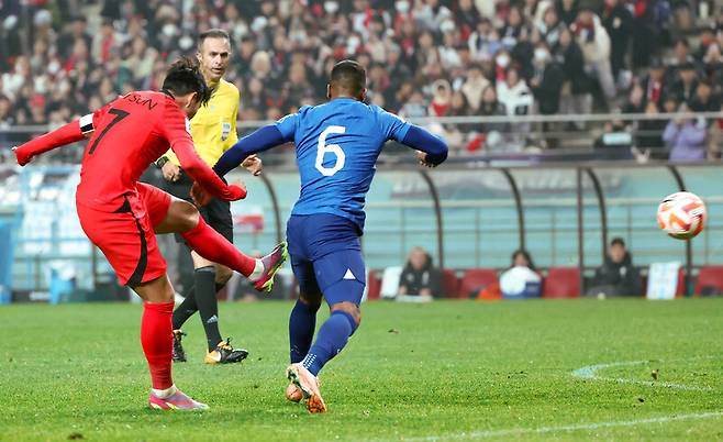 손흥민이 11월16일 서울월드컵경기장에서 열린 2026 북중미월드컵 아시아지역 2차 예선 싱가포르와 경기에서 왼발 감아차기 슛으로 팀의 세 번째 골을 넣고 있다. 연합뉴스