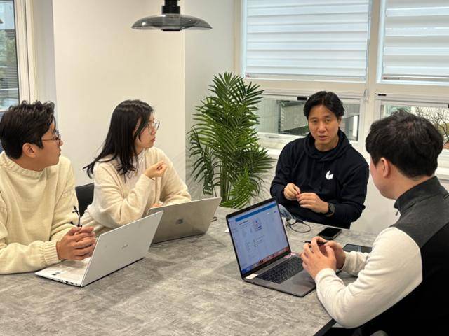 이관민 (오른쪽에서 두 번째) 싱가포르 국립 난양공대 교수가 최고과학자문을 맡고 있는 에피카의 직원들과 딥소트 관련 회의를 하고 있다. 에피카 제공