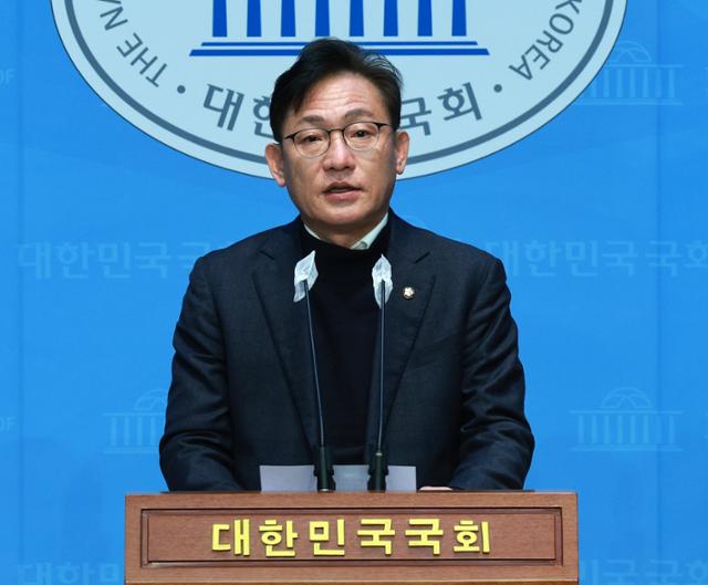 배진교 녹색정의당 원내대표가 14일 서울 여의도 국회 소통관에서 원내대표직 사임 의사 발표 기자회견을 하고 있다. 뉴시스