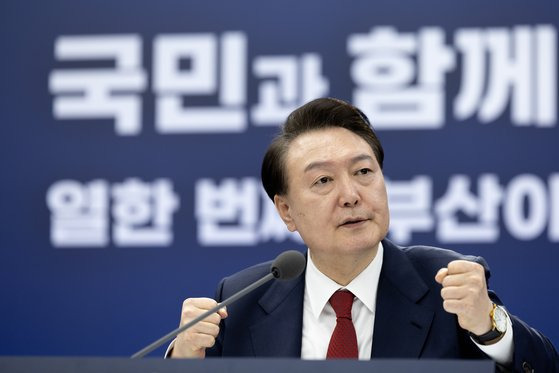 윤석열 대통령이 13일 부산시청에서 열린 '국민과 함께하는 민생토론회-열한 번째, 부산이 활짝 여는 지방시대'에서 마무리 발언을 하고 있다. 연합뉴스