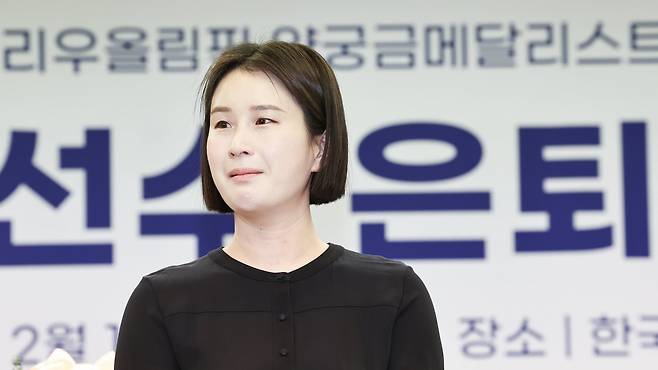 기보배가 14일 오전 서울 중구 한국프레스센터에서 열린 은퇴 기자회견에서 울먹이고 있다. 뉴시스