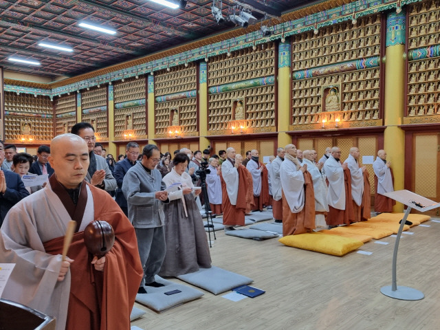 ▲ 조계종 제4교구 본사 오대산 월정사의 불기 2568년 신년하례법회가 14일 오전 월정사 대법륜전에서 퇴우 정념 주지스님과 월정사 스님, 유상범 국회의원, 신성훈 평창경찰서장, 정성문 평창군 행정지원국장, 고은숙 4교구 여성신도회장, 김부윤 월정사 평창군연합신도회장, 남성열 오대산국립공원관리소장, 허필홍 전 홍천군수와 지역의 각급 기관 단체장, 불자 등 150여명이 참석한 가운데 열렸다.신현태