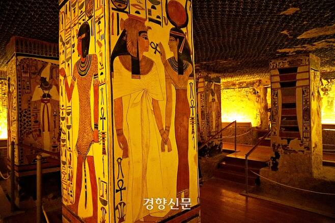 고대 이집트 문명의 찬란함을 드러내는 신왕국시대 파라오 람세스 2세(재위 기원전 1279~1213년)의 왕비 네페르타리의 무덤 내부(룩소르의 ‘왕비들의 계곡’). 3000여년 전 채색 벽화로 믿기지 않을 만큼 생생하다. 앞 기둥에는 네페르타리(왼쪽)가 사랑·미의 여신 하토르로 부터 생명을 상징하는 앙크(고리 달린 십자가 모양)를 통해 생명을 부여받는 모습을 형상화했다. 도재기 선임기자