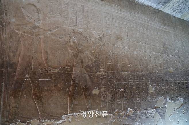 고대 도시 아비도스의 세티 1세 신전에는 고대 이집트 파라오들의 이름 등을 새겨놓은 획기적 사료인 ‘아비도스 왕명표’(Abydos King Lists)가 세티 1세와 아들 람세스 2세 모습과 함께 남아 있다. 도재기 선임기자