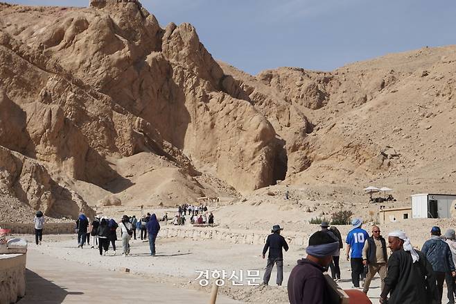 고대 이집트 왕비들의 무덤이 계곡 곳곳에 조성돼 있는 룩소르의 ‘왕비들의 계곡’에는 전 세계 관람객들의 발길이 끊이지 않고 있다. 도재기 선임기자