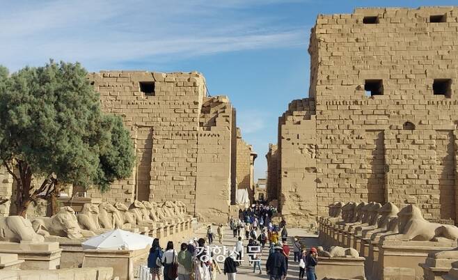 ‘세계 최고의 야외 박물관’이라 불리는 룩소르의 ‘카르나크 신전’은 이집트 최대 규모의 신전이다. 사진은 스핑크스가 양쪽에 도열해 있는 탑문 입구다. 도재기 선임기자