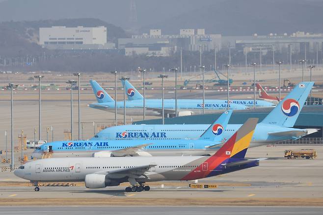 Passenger carriers of Korean Air and Asiana Airlines are parked at Incheon Airport. (Yonhap)