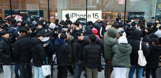 1월 20일 오전 서울 마포구 애플스토어 홍대점 앞에 시민들이 줄지어 서있다. 연합뉴스